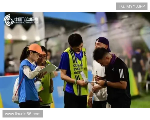 飞盘热潮席卷上海飞盘队配合创新引发广泛关注与讨论